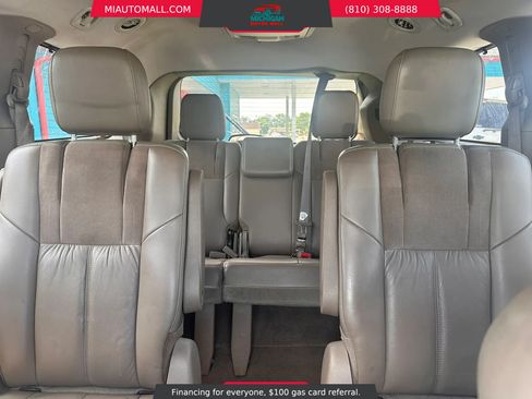 Used 2012 Chrysler Town & Country Limited w/ Luxury Group FWD image 18