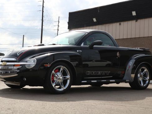 Used 2004 Chevrolet SSR w/ Preferred Equipment Group RWD image 25