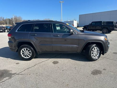 Used 2021 Jeep Grand Cherokee Laredo image 2