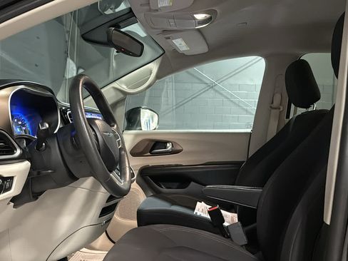 Used 2017 Chrysler Pacifica Touring FWD image 10