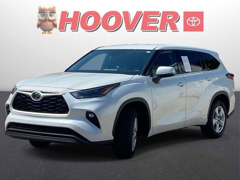 Used 2022 Toyota Highlander LE FWD image 5