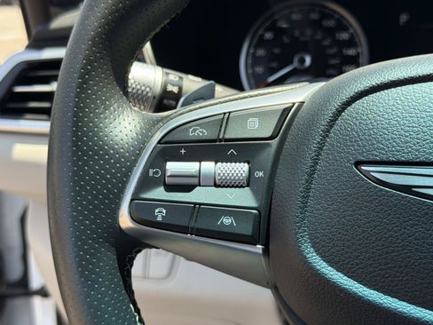 Used 2025 Genesis G70 2.5T RWD image 9