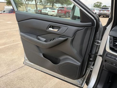 Used 2025 Nissan Rogue SV FWD image 18