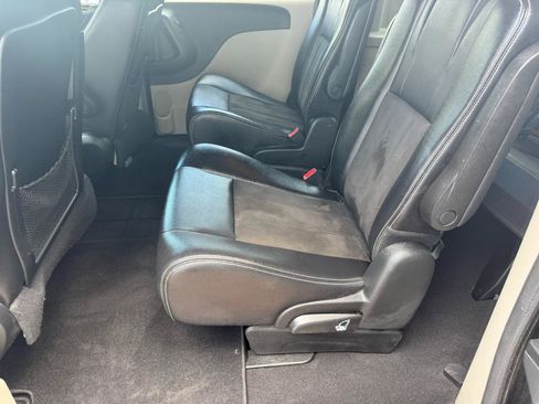 Used 2019 Dodge Grand Caravan SXT FWD image 12