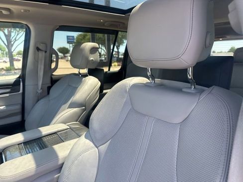 Used 2022 Jeep Wagoneer Series III w/ Premium Group I AWD/4WD image 17