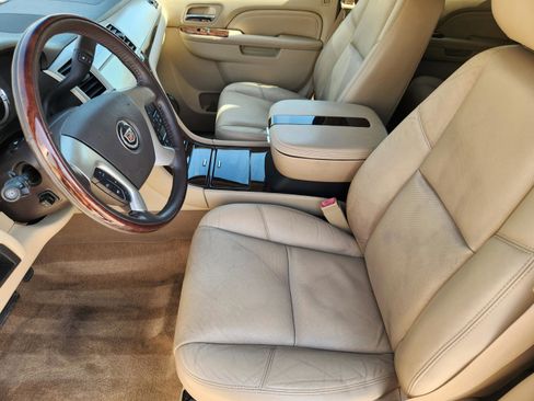 Used 2010 Cadillac Escalade Luxury image 13