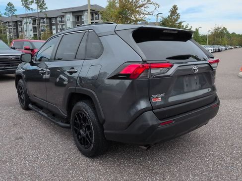 Used 2019 Toyota RAV4 LE FWD image 4
