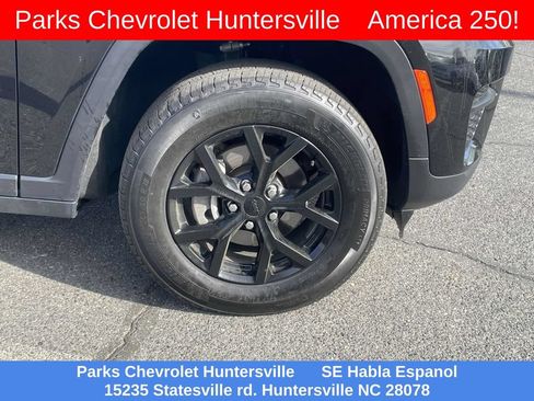 Used 2025 Jeep Grand Cherokee Altitude AWD/4WD image 9