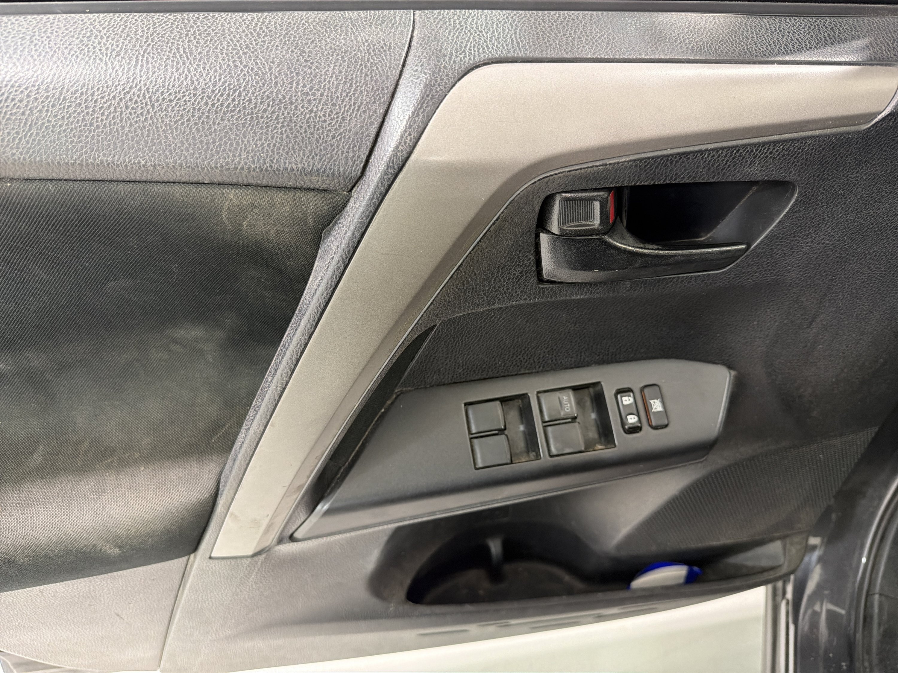 Used 2018 Toyota RAV4 LE FWD image 14