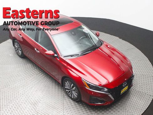 Used 2023 Nissan Altima 2.5 SV w/ SV Premium Package image 3