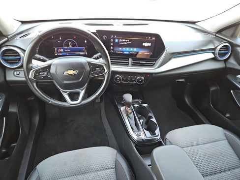 Used 2025 Chevrolet Trax LT w/ LT Convenience Package FWD image 26
