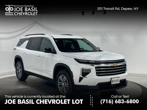 Used 2025 Chevrolet Traverse LT image 1