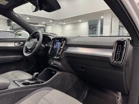 Used 2025 Volvo XC40 B5 Core image 24