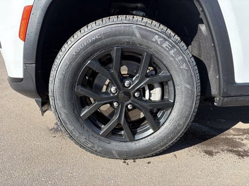 Certified 2024 Jeep Grand Cherokee L Laredo image 11