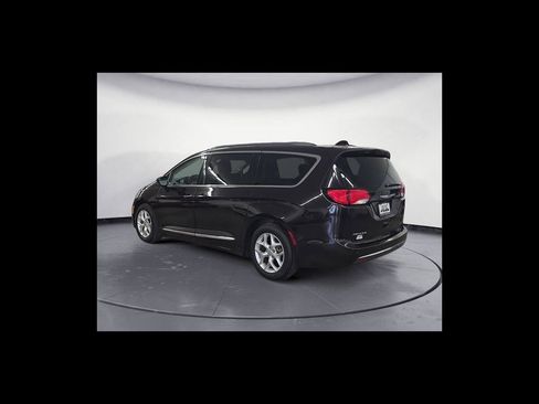 Used 2018 Chrysler Pacifica Touring-L Plus FWD image 4
