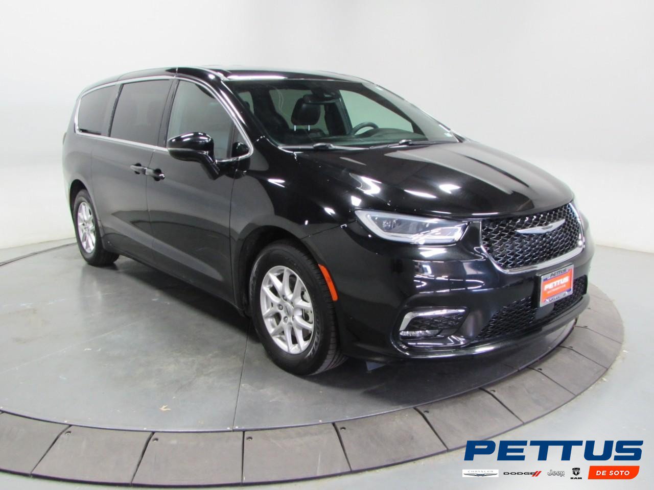 Used 2025 Chrysler Pacifica Select FWD image 1
