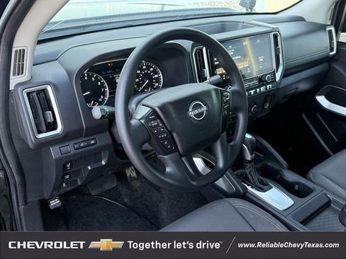 Used 2025 Nissan Frontier SV image 11