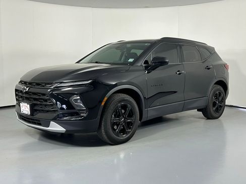 Used 2024 Chevrolet Blazer LT w/ Convenience Package AWD/4WD image 3