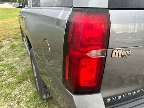 Used 2019 Chevrolet Suburban LT RWD image 18