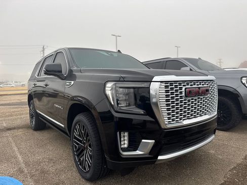 Used 2021 GMC Yukon Denali w/ Denali Premium Package image 3