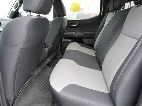 Used 2022 Toyota Tacoma TRD Sport image 15