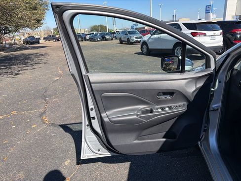 Used 2025 Nissan Versa SV image 9