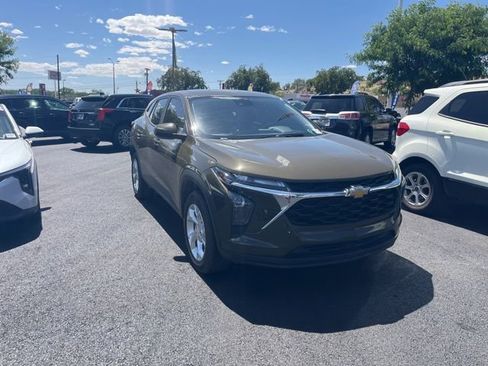 Used 2024 Chevrolet Trax LS w/ LS Convenience Package FWD image 3