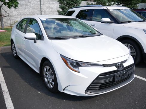 Used 2026 Toyota Corolla LE FWD image 5