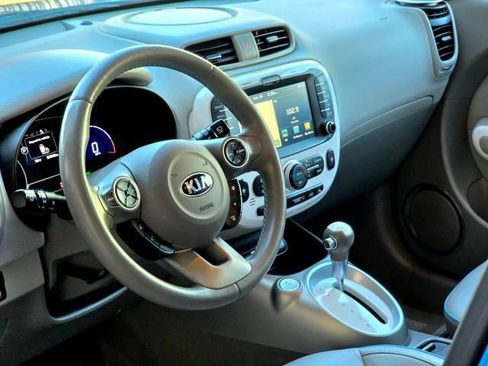 Used 2015 Kia Soul EV + FWD image 11