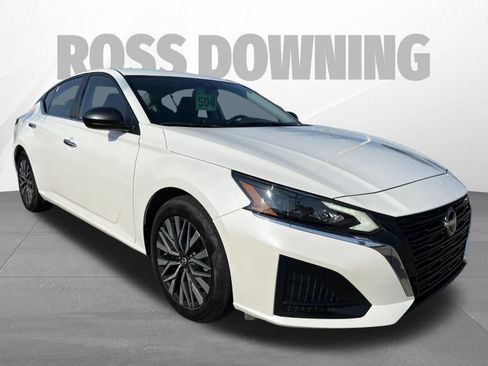 Used 2024 Nissan Altima 2.5 SV FWD image 3