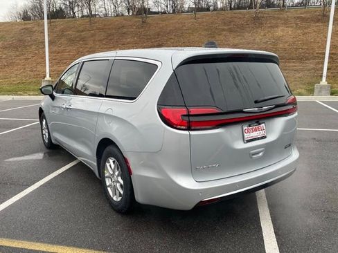 New 2026 Chrysler Pacifica Select image 5