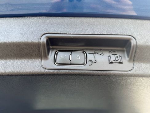 Used 2022 Ford Explorer XLT w/ Equipment Group 202A image 6