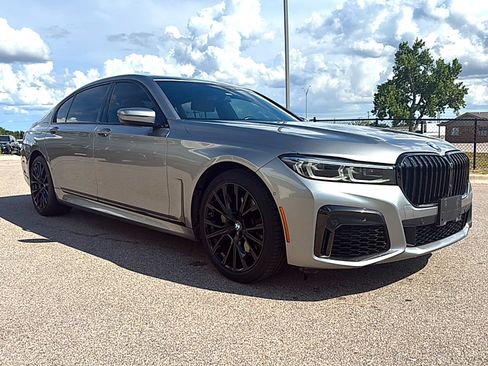 Used 2022 BMW 740i w/ M Sport Package RWD image 3