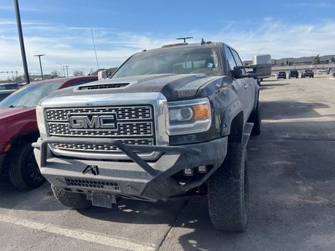 Used 2019 GMC Sierra 3500 Denali w/ Duramax Plus Package image 3
