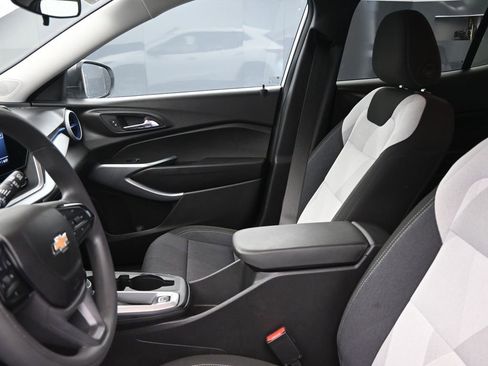Used 2025 Chevrolet Trax LS image 21
