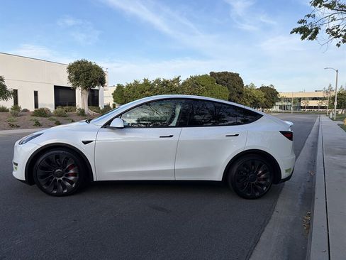 Used 2023 Tesla Model Y Performance AWD/4WD image 9