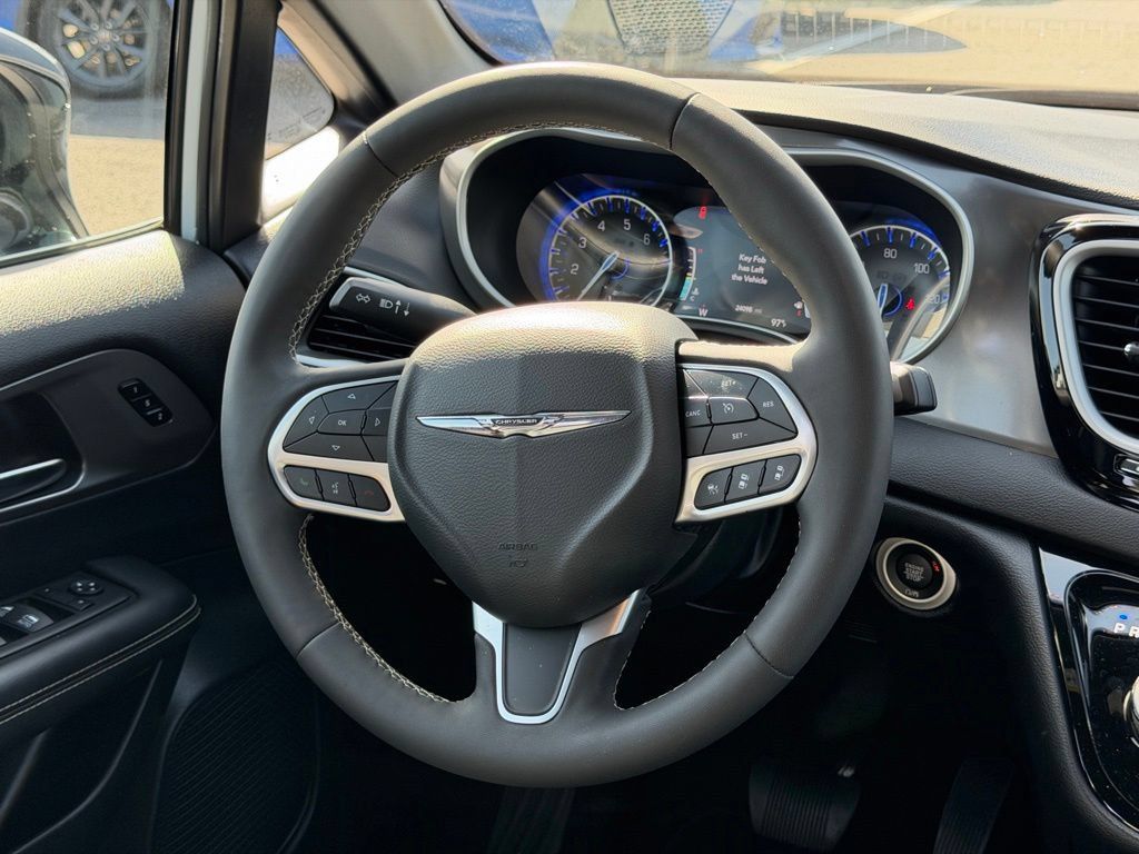 Used 2025 Chrysler Pacifica Select FWD image 11