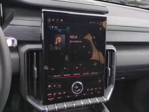 Used 2025 GMC Acadia AT4 w/ Luxury Package AWD/4WD image 25