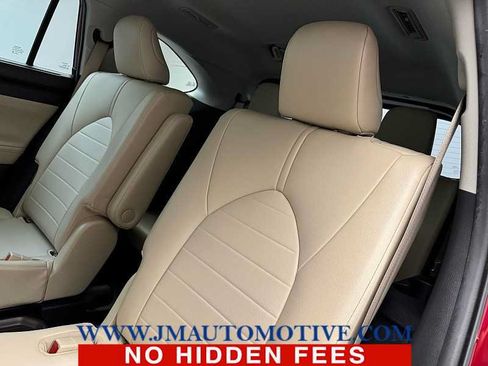 Used 2021 Toyota Highlander XLE AWD/4WD image 16