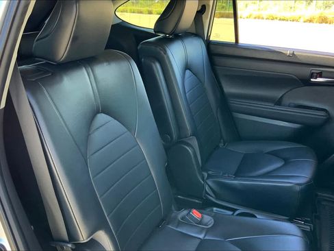 Used 2022 Toyota Highlander XLE AWD/4WD image 19
