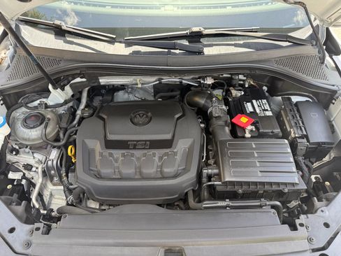 Used 2018 Volkswagen Tiguan SE w/ Panoramic Sunroof Package image 8