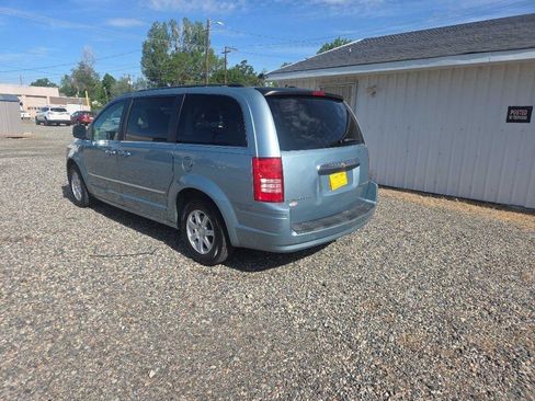 Used 2010 Chrysler Town & Country Touring FWD image 3