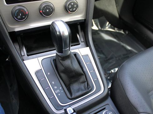 Used 2015 Volkswagen Golf TDI S image 23