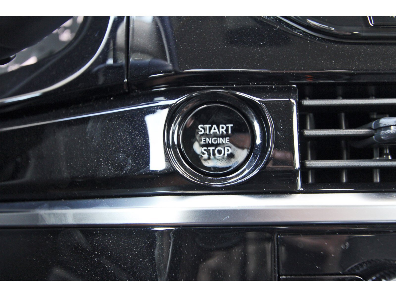 Certified 2025 Nissan Pathfinder SL FWD image 32