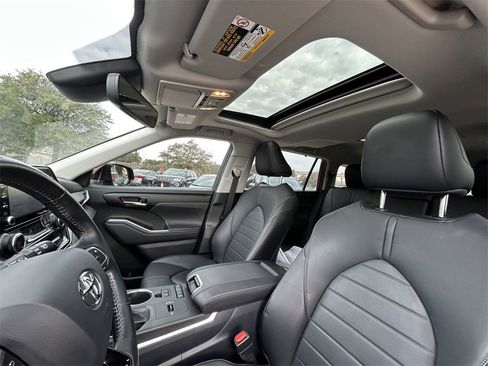 Used 2020 Toyota Highlander XLE image 12