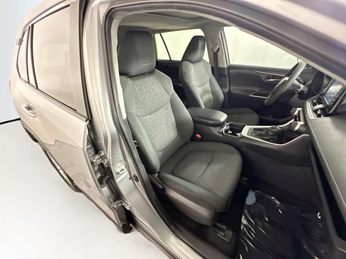 Used 2020 Toyota RAV4 XLE w/ Convenience Package FWD image 28