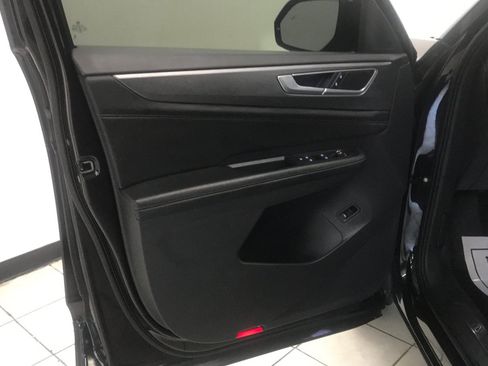 Used 2024 Volkswagen Atlas Cross Sport SE w/ Panoramic Sunroof Package FWD image 8
