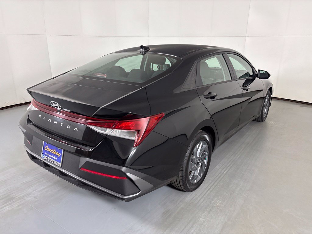 Used 2024 Hyundai Elantra SEL FWD image 8