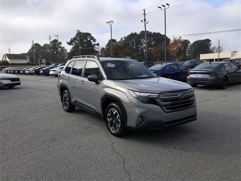 Used 2025 Subaru Forester Premium image 2