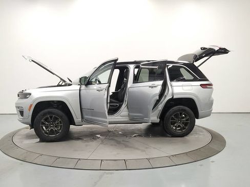 Used 2023 Jeep Grand Cherokee Summit AWD/4WD image 12